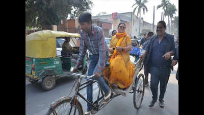 As car fund runs out, Kanpur mayor takes ride on cyclerickshaw