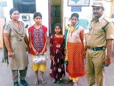 Gopalpuram cops turn Santa; reunite lost girl with her mother