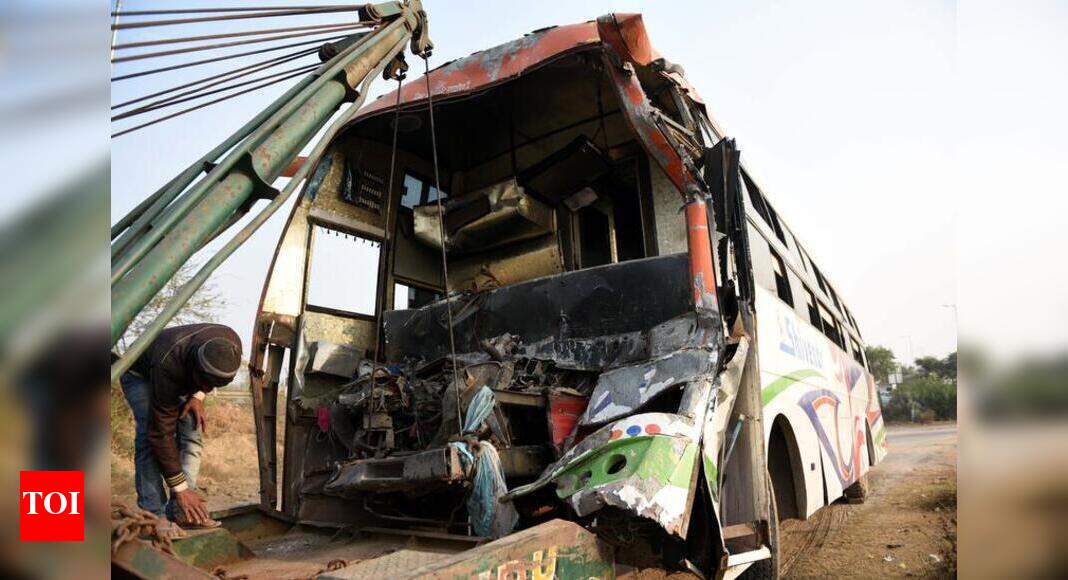 Bus rams truck in dense fog on Yamuna Expressway, 13 hurt | Noida News ...