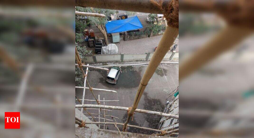 Footpath encroached by eatery - Times of India