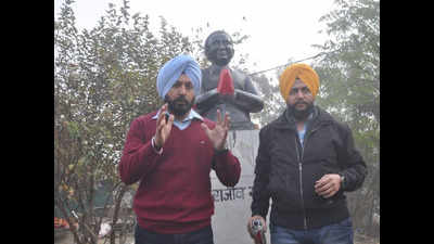 Punjab: SAD leaders vandalise Rajiv Gandhi’s statue, demand stripping him of Bharat Ratna title