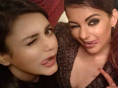 'Manikarnika' stars Kangana Ranaut and Mishti Chakravarty come together for a goofy selfie