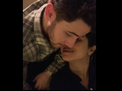 Priyanka Chopra shared an adorable photo of her with hubby Nick Jonas and fans can't get over them!