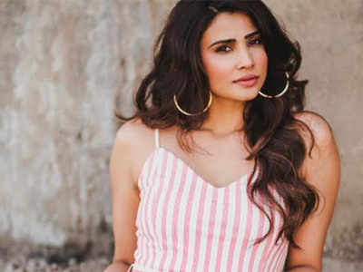 Daisy Shah to have a working New Year