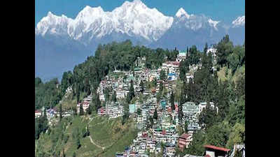 Snow after a decade drives tourists to Darjeeling for a white year-end