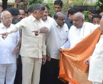JD(S) scares Cong, makes it seek help from Naidu, Pawar