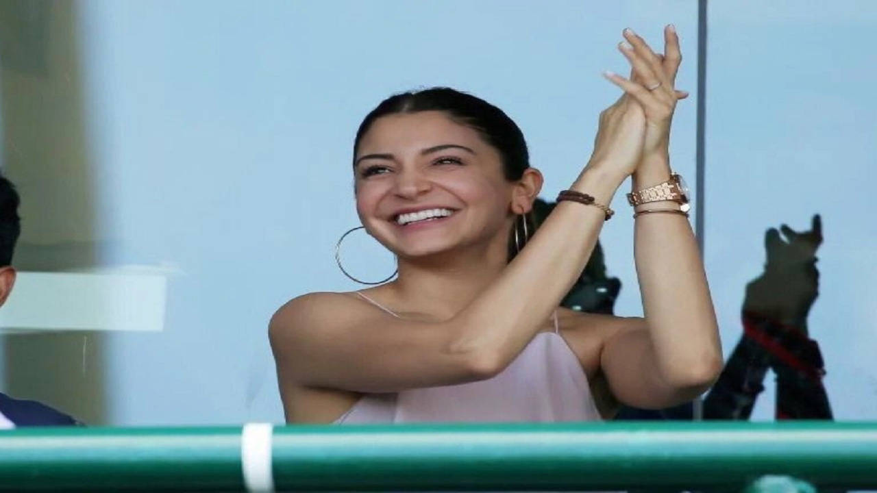Sex Video Anushka Sen - Anushka Sharma looks pretty as she cheers for husband Virat Kohli at Sydney  Cricket Stadium | Hindi Movie News - Times of India