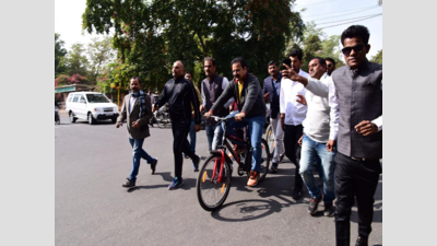 Rajasthan cabinet minister paddles to office