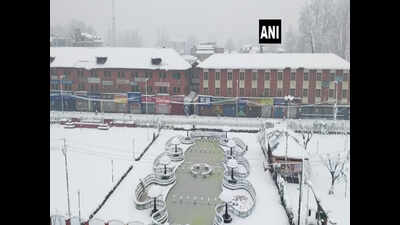 Jammu Kashmir news: Heavy snowfall cuts off Jammu and Kashmir from ...