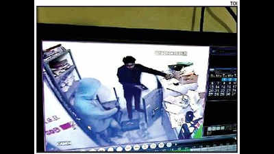 After one failed bid, goons rob bank of Rs 8 lakh in Churu