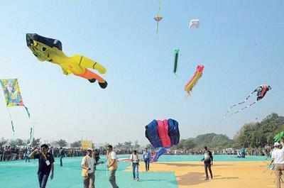 Riot of colours brighten up Vadodara skies | Vadodara News - Times of India