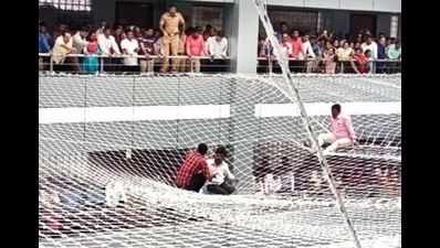 Man gets on Mantralaya safety net to demand job, woman CM