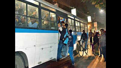 Shuttles run late-night show in 75-minutes transport vacuum | Kolkata News - Times of India