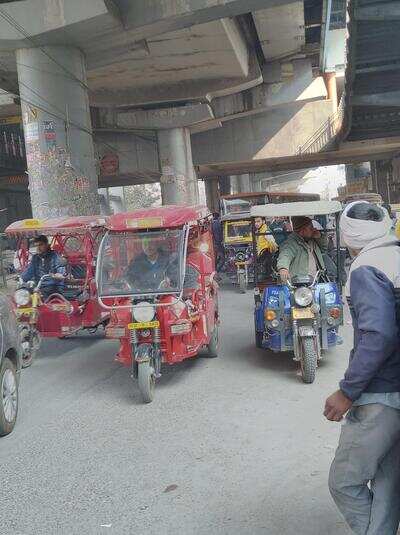 Chaos caused by e-rickshaws - The Times of India