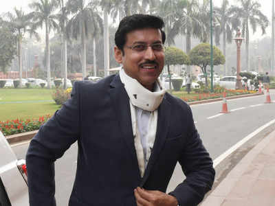 Sports Minister Rajyavardhan Rathore launches '5MinuteAur' challenge