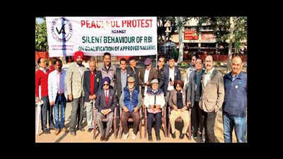 Valuers' Association holds protest against RBI policies