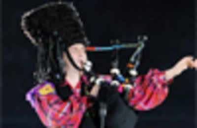 Scots pipe their way in during CWG closing ceremony