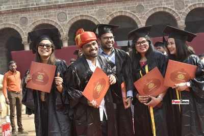 Saris and pagdis for convocation, but black robes for photos?