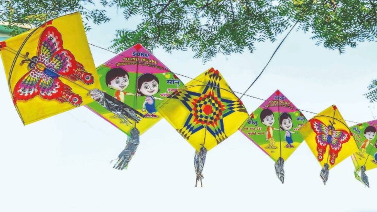 Happy flying kites thematic set 1 | Stock vector | Colourbox