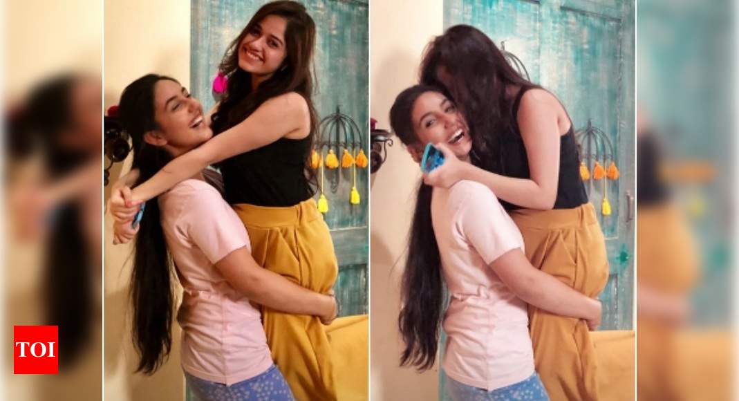 Jannat Zubair pays a surprise visit to BFF Ashnoor Kaur on the set; see