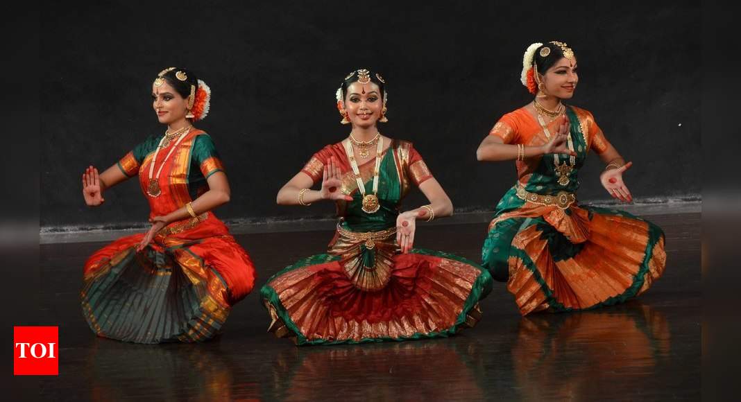 Bharatanatyam group dance hi-res stock photography and images - Alamy
