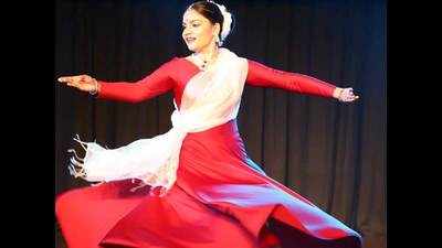 Noida dance student performs Ballet-Kathak in Ghaziabad