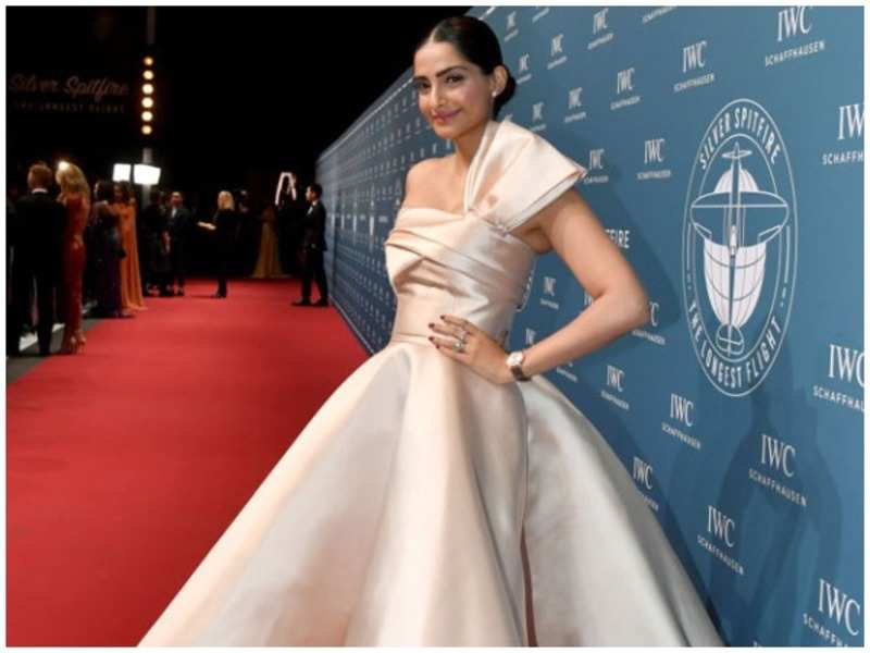 This is how Anand Ahuja reacted to Sonam K Ahuja's look