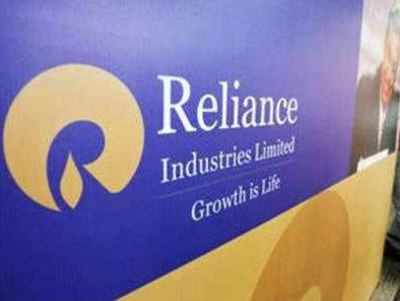 In first for pvt co, RIL crosses Rs 10,000 cr in quarterly profit