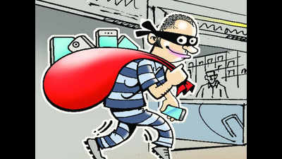 6 flee with valuables worth Rs28 lakh from jewellery shop