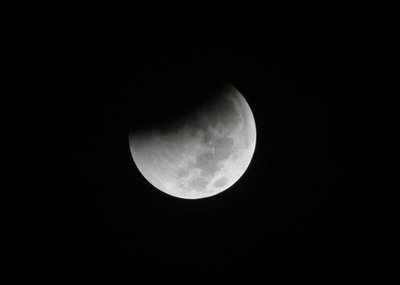 Bitter cold cancels some US lunar eclipse festivities