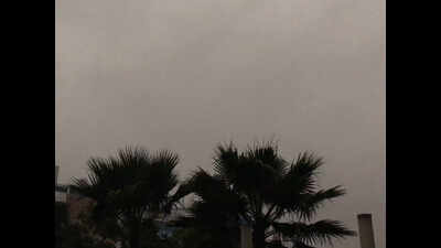 Cloudy skies, thundershowers greet people of Delhi-NCR, turn day into night