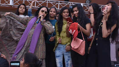 Maharani's alumna Ila Arun sings, dance and relive old days at the annual youth fest 'Veethika 2019'