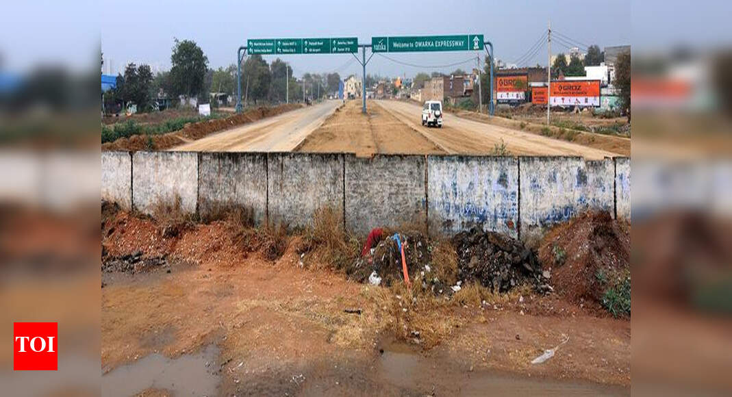Dwarka Expressway runs into wall near toll plaza, NHAI refuses to raze it | Gurgaon News - Times