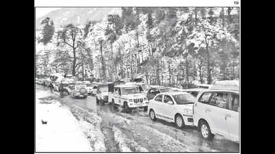 Snow snaps almost 700 road links in Himachal Pradesh