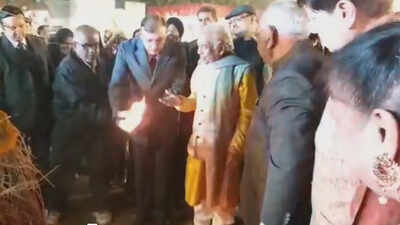Pt Birju Maharaj celebrates lohri with Banarasis