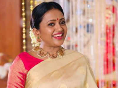 Watch: TV host Suma Kanakala turns emotional bidding farewell to Star Mahila after 12 years