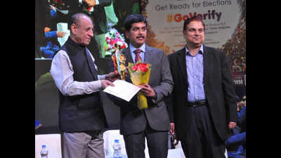 Guntur collector Sasidhar receives Election Commission award