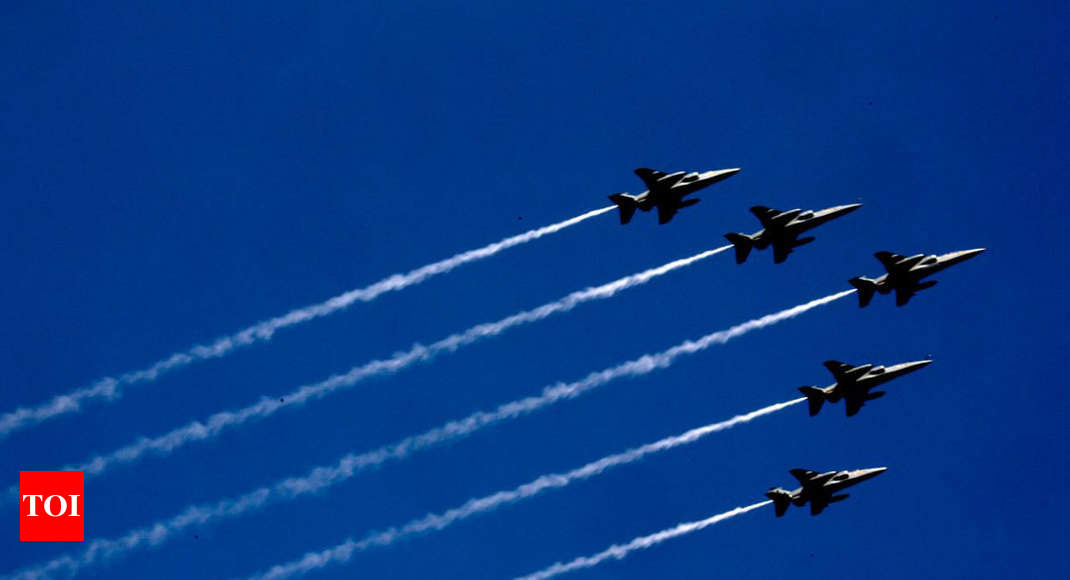 IAF flypast stuns crowd at Republic Day parade | India News - Times of ...