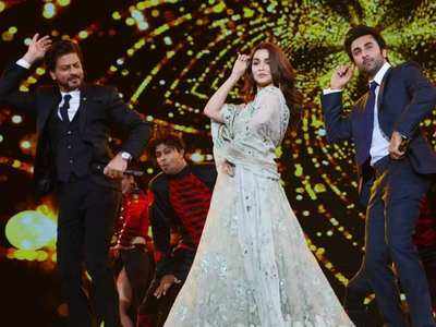 Photos: In-love couple Alia Bhatt and Ranbir Kapoor sharing the stage with Shah Rukh Khan
