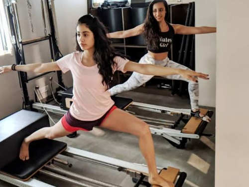Jhanvi Kapoor Gym Workout: Actress Janhvi Kapoor is addicted to working  out. Here is why! | The Times of India