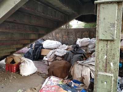 garbage near skywalk at kandivali east akurli road
