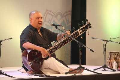 Ustad Shujaat Khan enthrals Nagpurians with his soulful music