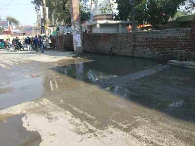 Sewage overflow at Meethapur Chowk, Badarpur