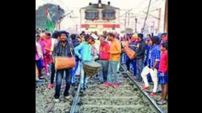 Ho speakers block trains for Eighth Schedule tag