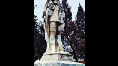 Mob vandalises statue of King Edward VII in Bettiah hospital
