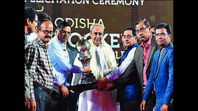 CM Naveen Patnaik felicitates officials for hockey WC event