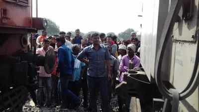 Narrow escape for Sachkhand Express passengers as engine decouples from bogies in Maharashtra