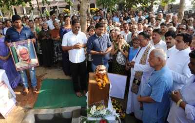 George Fernandes' ashes buried at Bejai church cemetery