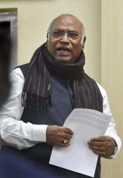 Jaitley's dissent gets instant results, mine ignored: Kharge