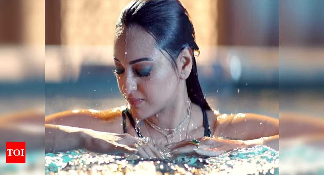 Total Dhamaal Song Mungda Sonakshi Sinha Looks Ravishing In The Recreated Iconic Song